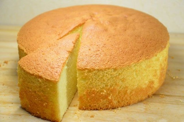 通常用于蛋糕制作的糖是白砂糖另也有用少量的糖粉或糖浆，在蛋糕制作中，是主要原料之一